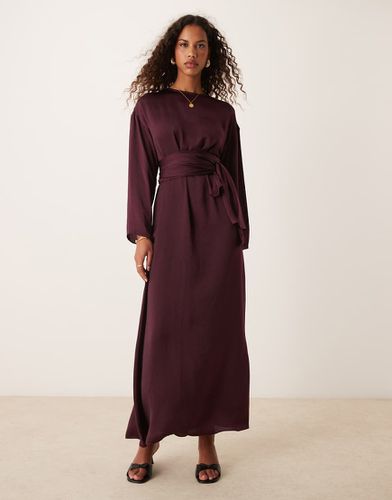 Vestito maxi in raso bordeaux a maniche lunghe con allacciatura - ASOS DESIGN - Modalova