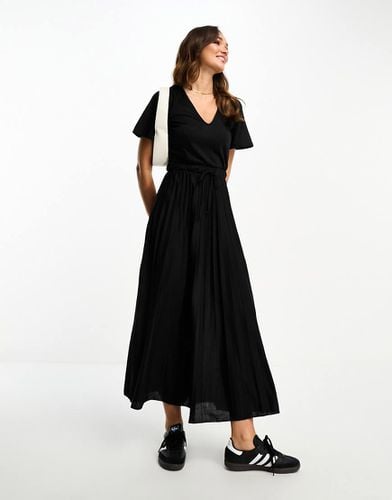 Vestito midi a pieghe nero con scollo a V allacciato in vita - ASOS DESIGN - Modalova