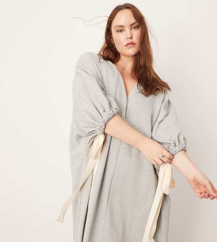 Curve - Vestito maglia oversize in jersey con scollo a V e laccetto a contrasto - ASOS EDITION - Modalova