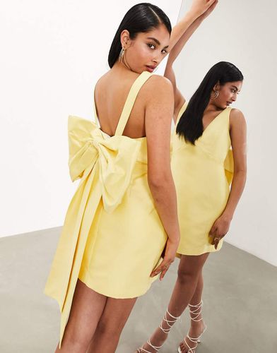 Vestito corto strutturato con fiocco sul retro giallo - ASOS EDITION - Modalova