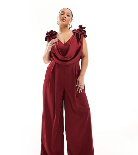 Curve - Tuta jumpsuit in raso bordeaux con scollo profondo e decorazioni floreali oversize - ASOS LUXE - Modalova