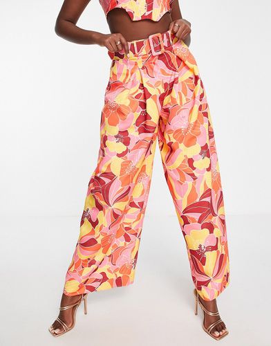 Pantaloni a pieghe a fondo ampio con stampa vivace a fiori e cintura in coordinato - ASOS LUXE - Modalova