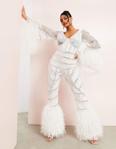 Tuta jumpsuit a fondo ampio bianca decorata con finiture con piume sintetiche - ASOS LUXE - Modalova