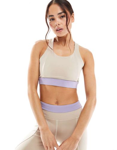 Navani - Reggiseno sportivo double-face beige con imbottitura rimovibile - Born Living Yoga - Modalova