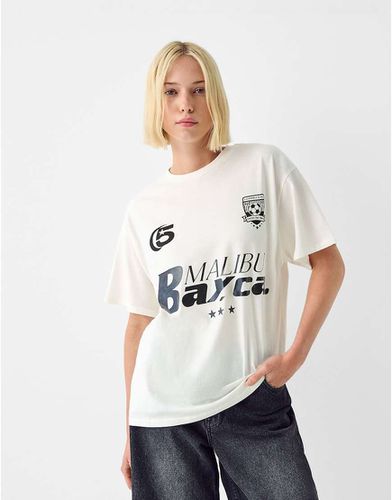 T-shirt oversize color écru con grafica "Malibu" stile calcio - Bershka - Modalova