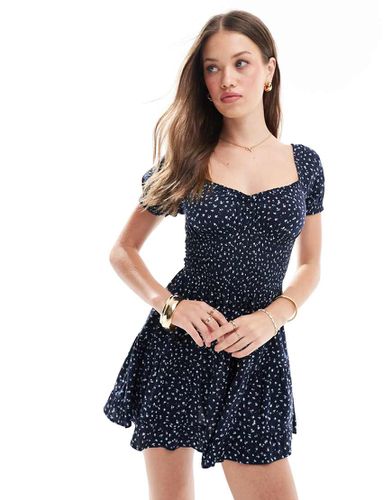 Vestito milkmaid corto blu navy e a fiori con maniche a sbuffo - Bershka - Modalova