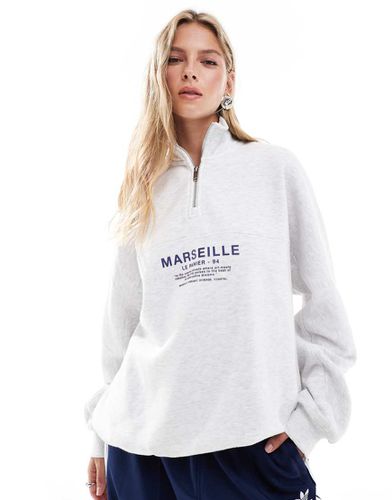 Felpa grigia con zip corta e stampa "Marseille" - Bershka - Modalova