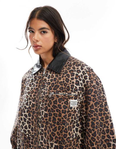 Giacca trucker con stampa leopardata e colletto a contrasto - Bershka - Modalova