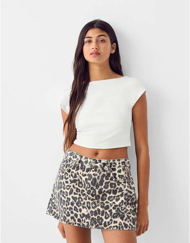 Minigonna leopardata di jeans - Bershka - Modalova