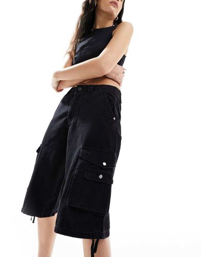 Pantaloncini cargo taglio lungo nero slavato - Bershka - Modalova