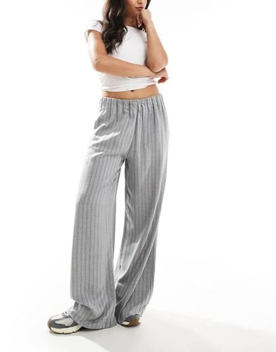 Pantaloni con fondo ampio a righe - Bershka - Modalova