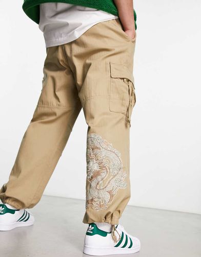 Pantaloni cargo color cammello con tigre ricamata - Bershka - Modalova