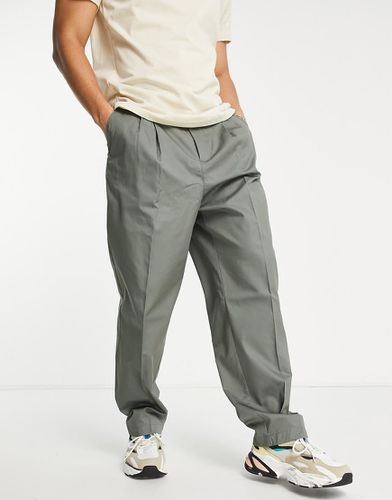 Pantaloni sartoriali eleganti kaki - Bershka - Modalova