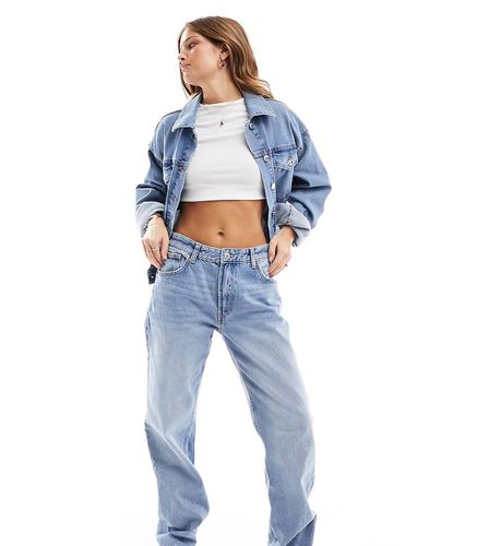 Petite - Jeans dritti lavaggio medio - Bershka - Modalova