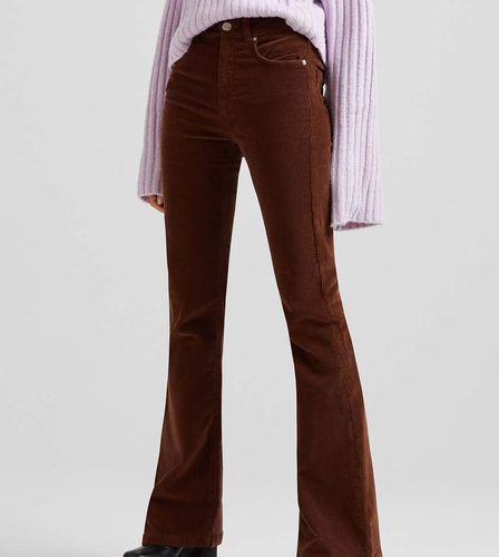 Petite - Pantaloni slim in velluto a coste - Bershka - Modalova