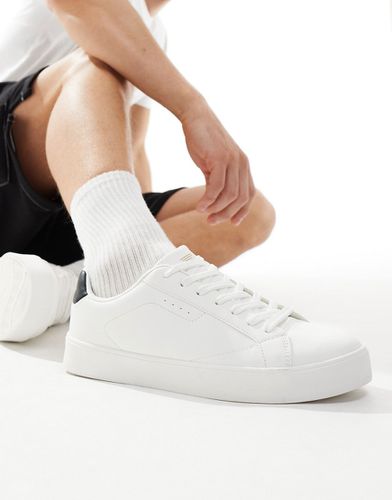 Sneakers stringate bianche con linguetta sul tallone a contrasto - Bershka - Modalova