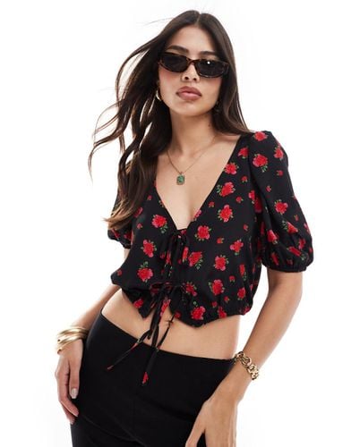 Crop top con stampa a fiori, maniche a sbuffo e allacciatura sul davanti - Brave Soul - Modalova