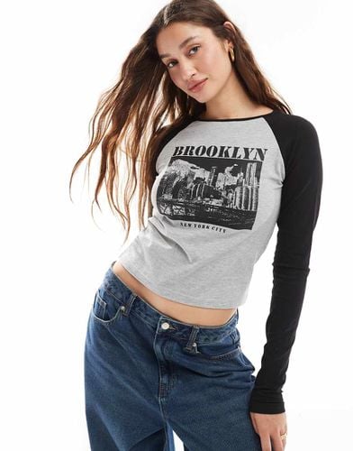 T-shirt mini grigia e nera con maniche raglan a contrasto e stampa "Brooklyn" - Daisy Street - Modalova