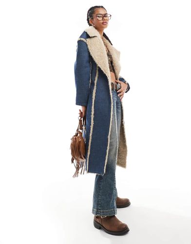 Trench in denim con bordi sfrangiati e finiture in pelliccia sintetica - Daisy Street - Modalova