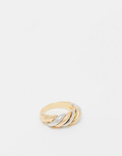 Anello attorcigliato in metalli misti color argento e oro - DesignB London - Modalova