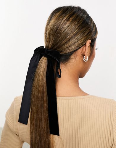 Elastico per capelli in velluto con fiocco - DesignB London - Modalova