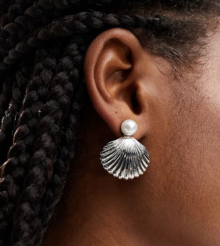 Orecchini a bottone color a forma di conchiglia con perle - DesignB London - Modalova