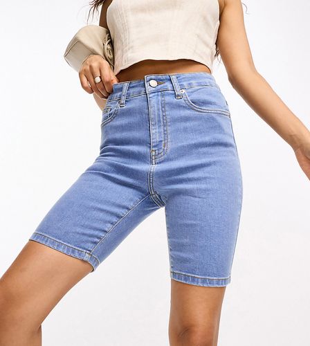 DTT Petite - Pantaloncini di jeans taglio lungo lavaggio azzurro - Don't Think Twice - Modalova