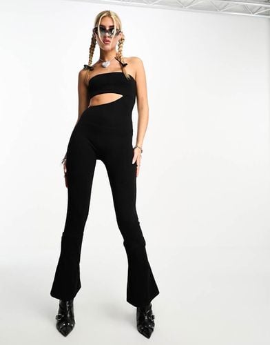 Tuta jumpsuit senza maniche con cut-out e pantaloni a zampa - Edikted - Modalova