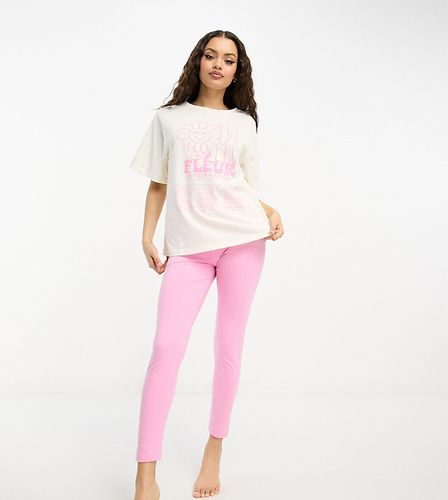 Esclusiva ASOS DESIGN Petite - Pigiama color crema e rosa con leggings e T-shirt oversize con stampa di fiore - ASOS Petite - Modalova