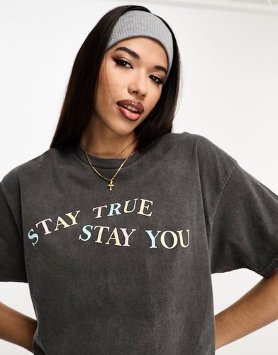 Esclusiva - T-shirt grigia slavata con scritta "Stay True" - In The Style - Modalova