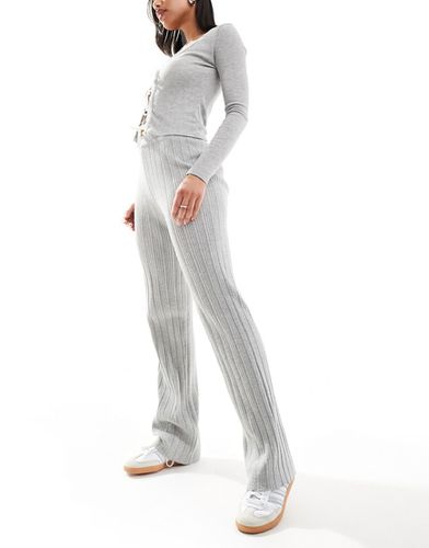 Esclusiva x Perrie Sian - Pantaloni a zampa in maglia a coste grigi - In The Style - Modalova