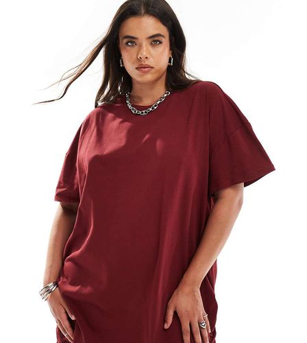 Esclusiva - Vestito T-shirt corto oversize con arricciatura laterale bordeaux - In The Style Plus - Modalova