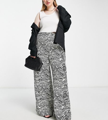 Esclusiva x Yasmin Devonport - Pantaloni con fondo ampio con stampa zebrata - In The Style Plus - Modalova