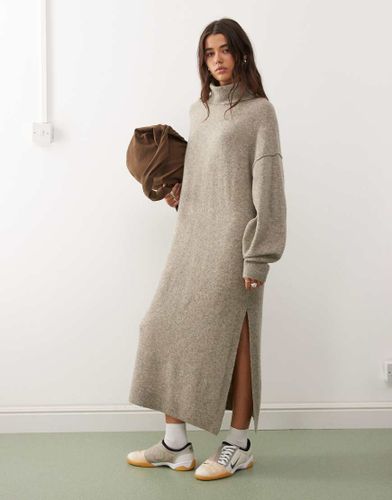 Exclusivité ASOS - Robe pull longue en maille à col roulé - Taupe clair chiné - Weekday - Modalova