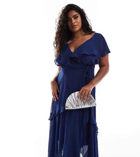 Vestito al polpaccio blu navy in raso con volant e laccetti - Forever New Curve - Modalova