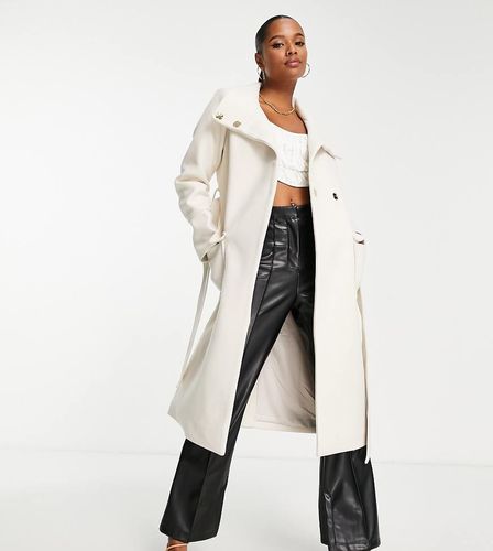 Cappotto elegante allacciato in vita color crema con collo a imbuto - Forever New Petite - Modalova
