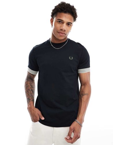 T-shirt nera con fondo manica a contrasto - Fred Perry - Modalova