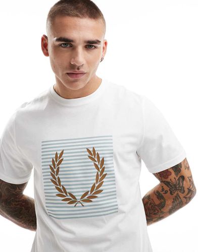 T-shirt bianca con stampa di corona d'alloro a righe - Fred Perry - Modalova