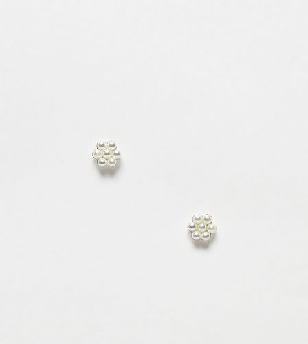 Orecchini a bottone in sterling con perle a forma di fiore - Kingsley Ryan - Modalova
