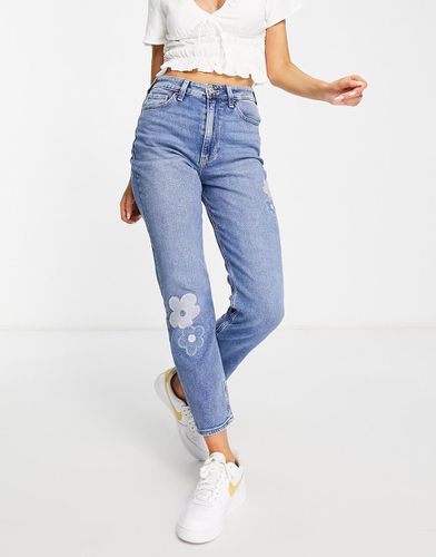 Mom jeans a vita molto alta lavaggio medio con ricami floreali - Hollister - Modalova