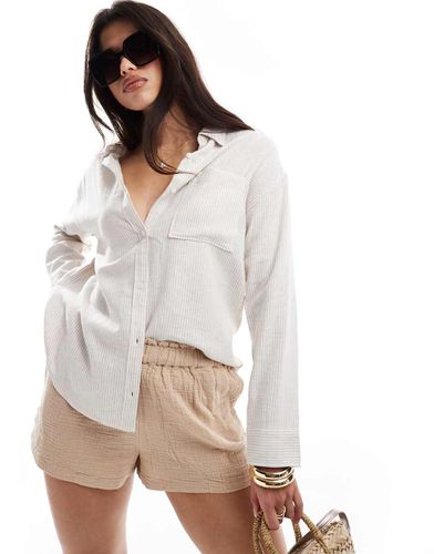 Camicia oversize in lino a righe bianche e beige - Hollister - Modalova