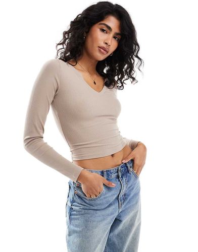 Crop top beige a coste con scollo profondo - Hollister - Modalova