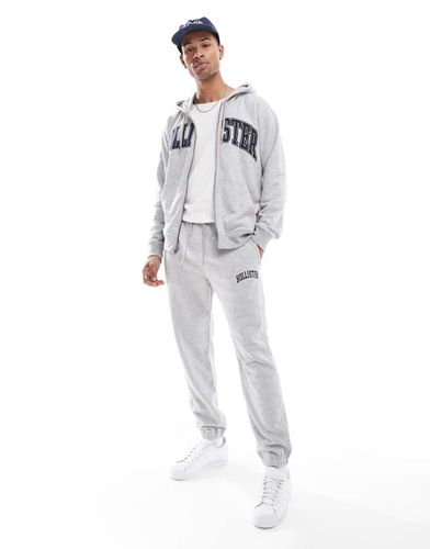 Joggers ampi mélange con logo college - Hollister - Modalova