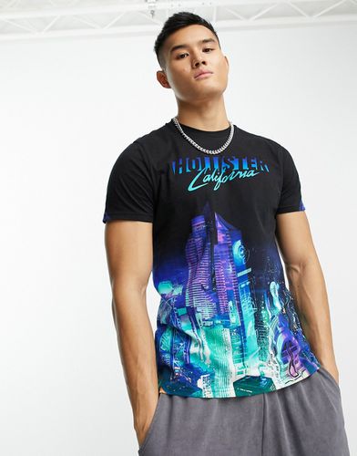 T-shirt nera con stampa panoramica di città e scritta del logo - Hollister - Modalova