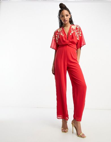 Tuta jumpsuit stile kimono rossa con ricamo sul davanti - Hope & Ivy - Modalova