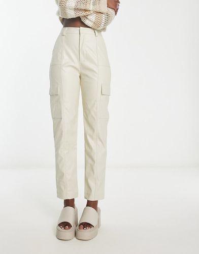 Pantaloni cargo in pelle sintetica color crema - Heartbreak - Modalova