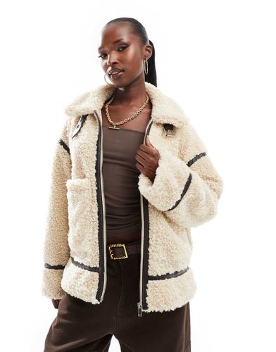 Cappotto oversize in pile borg effetto montone color crema con tasche - In The Style - Modalova