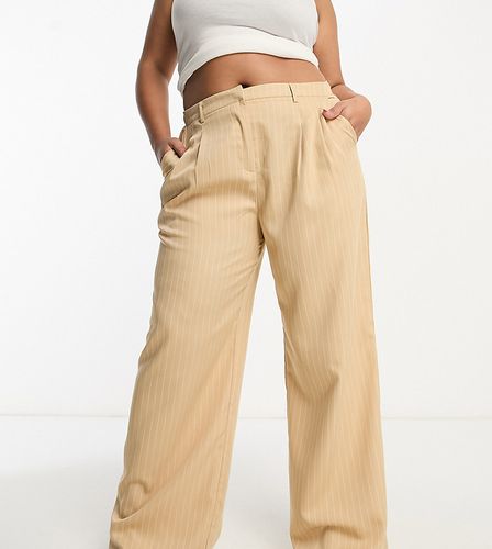 X Georgia Louise - Pantaloni sartoriali a vita alta color crema gessato - In The Style Plus - Modalova