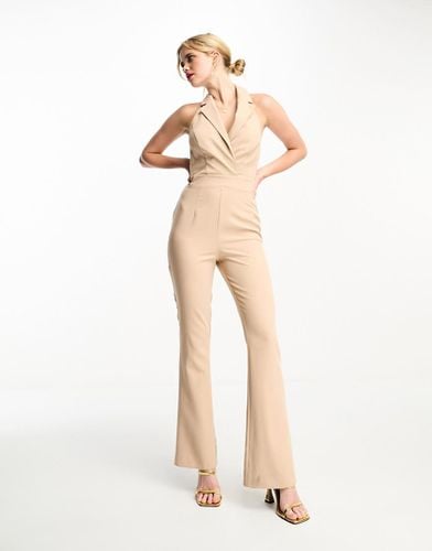 Tuta jumpsuit a zampa sartoriale senza maniche allacciata al collo color pietra - In The Style - Modalova