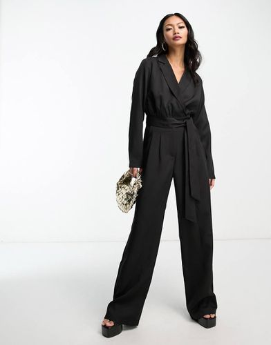 Tuta jumpsuit effetto smoking nera - In The Style - Modalova